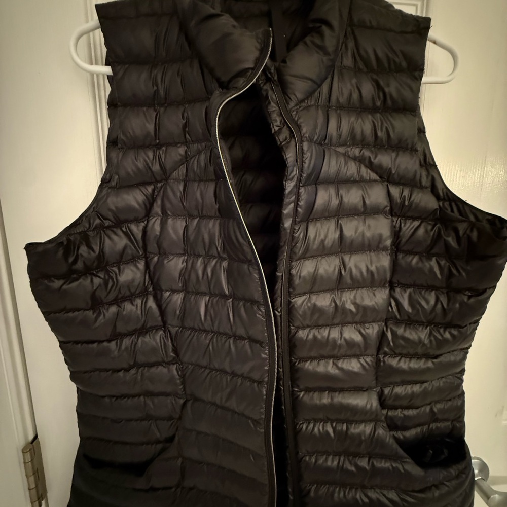Lululemon Athletica Pack it Down Vest in Black. Size 12.